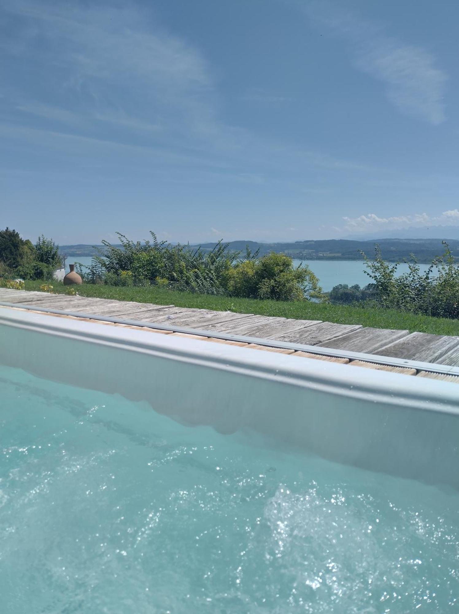 Bed and Breakfast Swiss Borzoi House Vully-les-Lacs Exterior foto