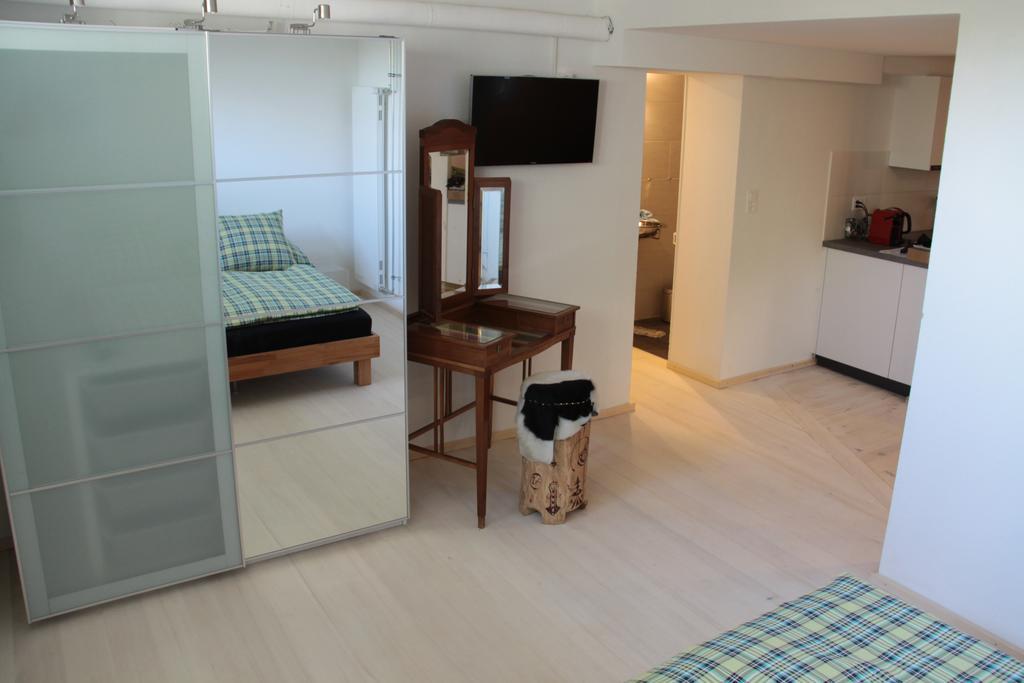 Bed and Breakfast Swiss Borzoi House Vully-les-Lacs Habitación foto